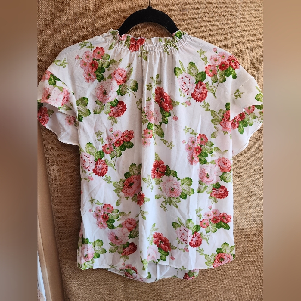 EXPRESS Floral Short Sleeve Ruffle-Neck Women's Top - White with Pink & Green